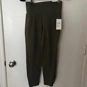 BRAND NEW old navy active olive green 7/8 ankle leggings size medium
